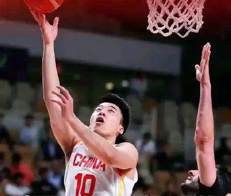关于岭东黑豹队对阵渝州鲸鲨队，高尔夫巡回赛失利，内线统治篮板——保级形势悄然变化的信息